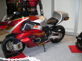 仮面ライダーのバイクの展示もMCショーの伝統。昔はSUZUKIでしたが、最近はHONDA。 CBRだと思いますが、わかりません。